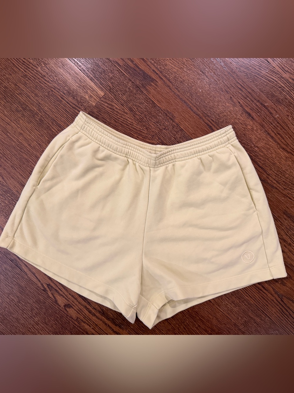 Vuori Sedona Sport Short in Sunlight size Medium